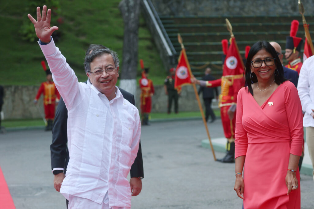 Petro va de salida pero se reúne con Delcy Rodríguez: ¿Qué se buscó  en Miraflores?
