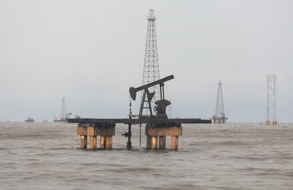 Petroleras desempolvan plataformas almacenadas en Venezuela mientras se revisan los contratos