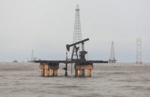 Petroleras desempolvan plataformas almacenadas en Venezuela mientras se revisan los contratos
