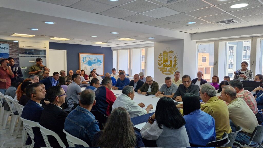 Plataforma Unitaria expone hoja de ruta para la transición a medio centenar de ex presos políticos