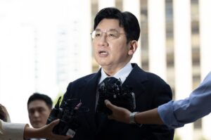 Policía de Corea del Sur ordenó arresto de magnate del K-pop que creó al grupo BTS