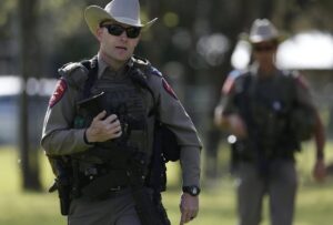 Policía de Texas podrá detener a personas que sospeche están en EEUU de forma irregular – AlbertoNews