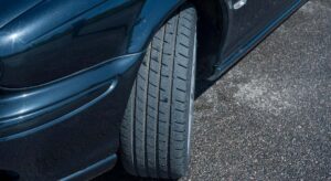 Por qué tu coche chirría al girar las ruedas: un mecánico revela la causa más común y no es la dirección