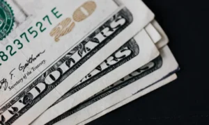 Precio del dólar del 24 de abril se mantiene entre los 483 Bs