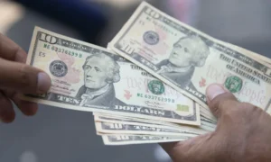 Precio del dólar del 27 de abril pasa de largo los 484 Bs