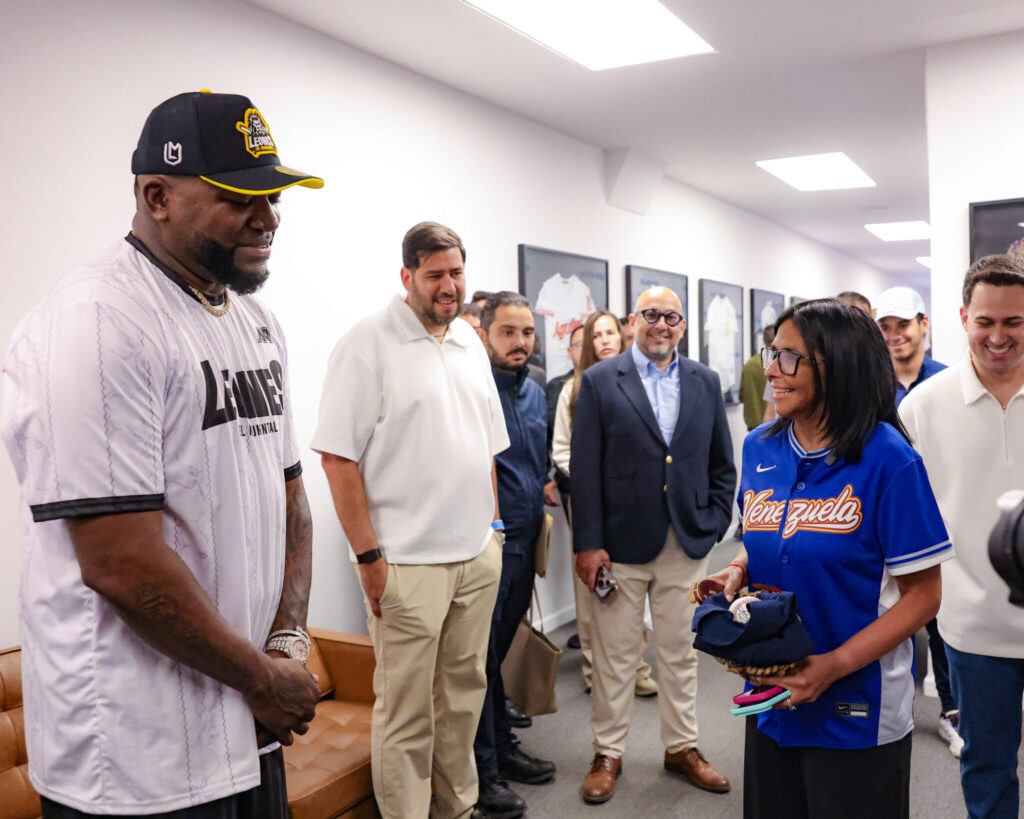 Presidenta (E) Delcy Rodríguez encabeza encuentro con leyendas del béisbol para lanzamiento de la Liga - Correo del Orinoco