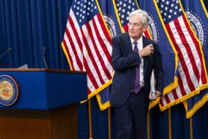 Presidente de la Fed acusa a Trump de poner «en riesgo» la independencia del banco central
