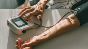 Presión arterial y demencia: qué dicen las guías recientes