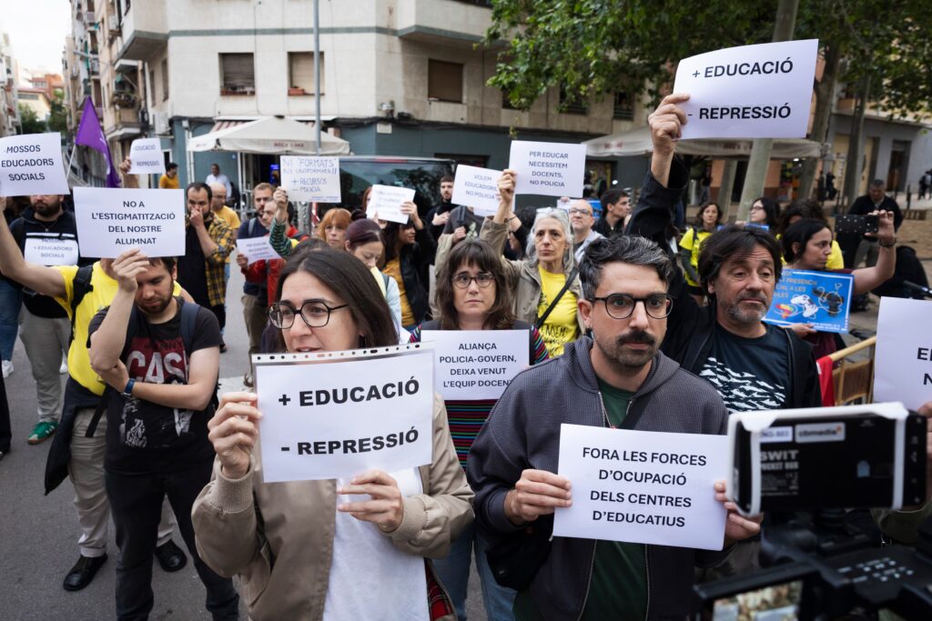 Protesta contra la presencia de los 'mossos' en los institutos frente al Eugeni D'ors de L'Hospitalet de Llobregat, este lunes.