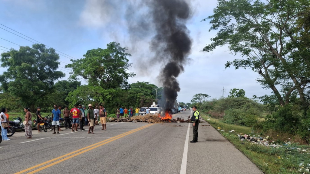 Protestas en Calamar: comunidad enfurecida intentó quemar instalaciones de Afinia y bloqueó el paso entre Bolívar y Atlántico