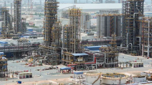 Qué tan poderosa es la Opep y por qué la salida de Emiratos Árabes es un golpe que incide en el precio del combustible