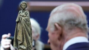 REY CARLOS III | Carlos III, en el centenario del nacimiento de su madre: «Muchos aspectos de los tiempos que vivimos ahora la habrían preocupado profundamente» | elperiodico.com