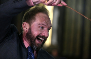 Ralph Fiennes dijo que ya es tarde para retomar el papel de «Voldemort» en serie