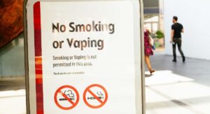 Reino Unido prohíbe el tabaco de por vida a todas las personas nacidas después de 2009