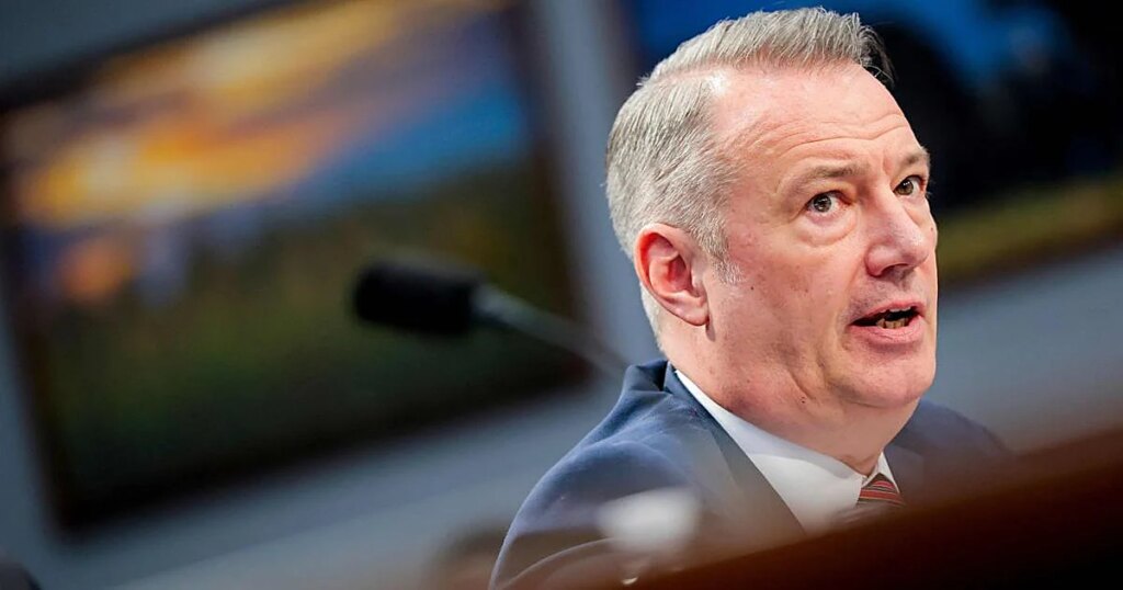 Renuncia a su cargo el jefe interino del ICE y supervisor del plan de deportación masiva de Trump