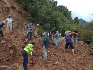 Rescatados sanos y salvos 45 turistas atrapados por derrumbe en la Cascada del Vino