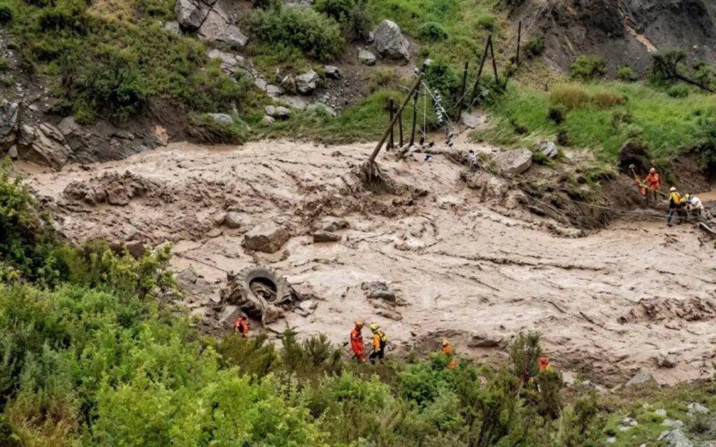 Rescatan a 45 turistas atrapados tras deslizamiento de tierra en Lara
