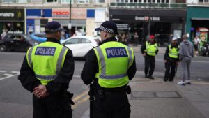 Retiran de servicio a 5 policías por olvidar armas junto a la casa del alcalde de Londres