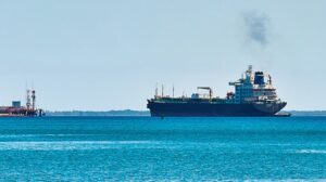 Reuters | Buque petrolero con combustible ruso desvía ruta de Cuba y descarga en Venezuela – AlbertoNews