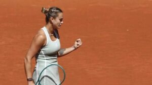 Sabalenka resiste y remonta al empuje de Osaka