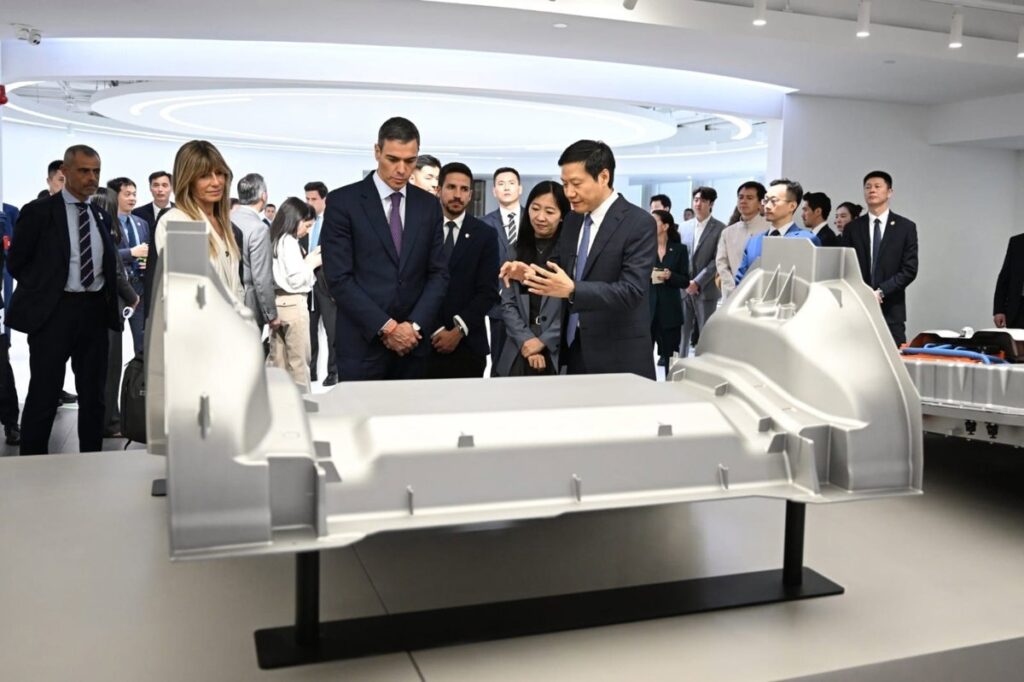 Sánchez se reúne con empresarios chinos de la automoción, renovables y baterías para generar más empleo en España