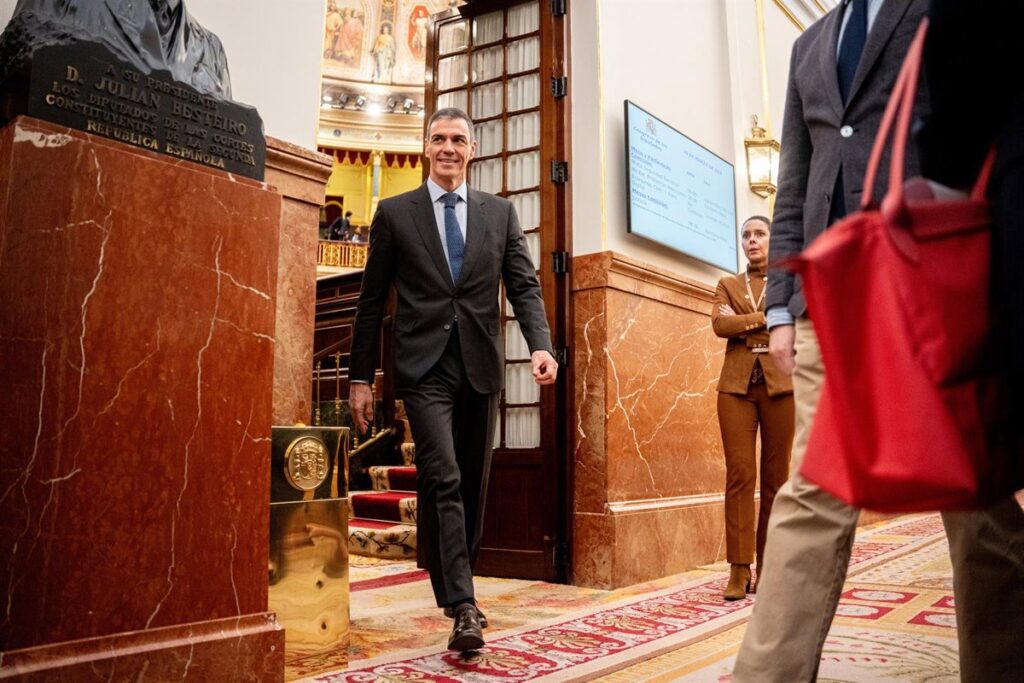 Sánchez vuelve a someterse al control del Congreso, tras su viaje a China y con su esposa procesada