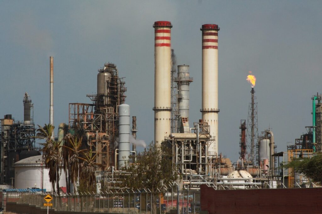 Se desató un incendio en la unidad de craqueo de la refinería Cardón