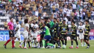 Se fue expulsado: Salomón Rondón perdió la cabeza y agredió a Keylor Navas en pleno partido (VIDEO)