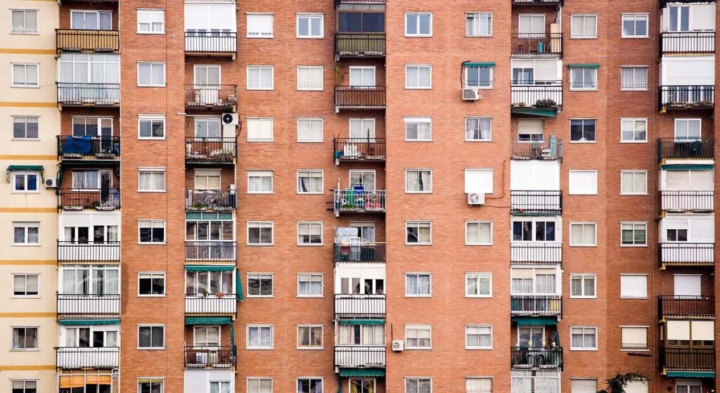 Se insta a los hogares españoles a cerrar cortinas y persianas a partir del lunes: los avisos se extienden a todo el país