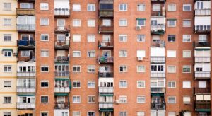 Se insta a los hogares españoles a cerrar cortinas y persianas a partir del lunes: los avisos se extienden a todo el país