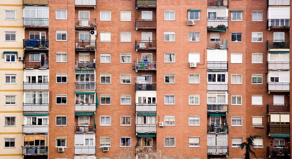 Se insta a los hogares españoles a tender la ropa dentro de casa a partir de este martes: el aviso se extiende a todo el país aunque no llueva