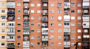 Se insta a los hogares españoles a tender la ropa dentro de casa a partir de este martes: el aviso se extiende a todo el país aunque no llueva