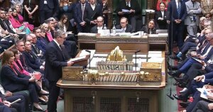 Starmer asume su error en el nombramiento de Mandelson y ordena una investigación