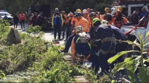 Sube a 10 la cifra de muertos de caída de autobús