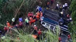 Suben a 10 las víctimas por accidente de autobús en Mérida