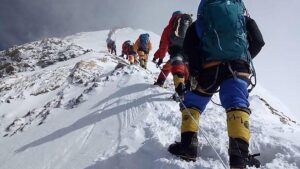 TURISMO PELIGRO EVEREST | Una gigantesca masa de hielo bloquea la ruta al Everest justo antes de la temporada alta | elperiodico.com