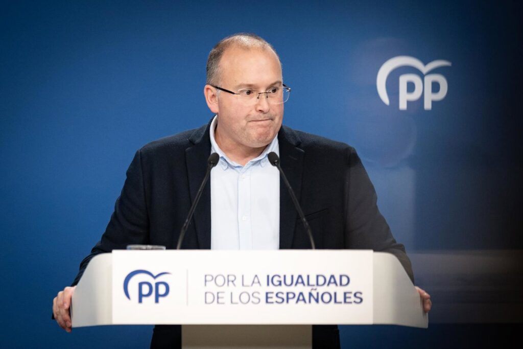 Tellado defiende la "prioridad nacional" del pacto extremeño PP-Vox y garantiza ayudas a Cáritas: "No les va a afectar"