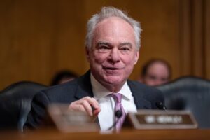 Tim Kaine insta a garantizar elecciones en Venezuela este año