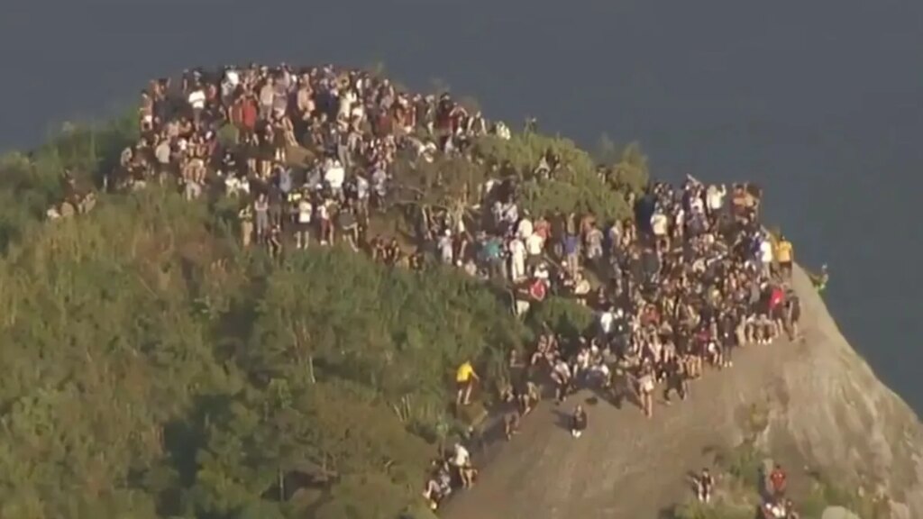 Tiroteo, caos y miedo en Río de Janeiro: casi 200 turistas quedaron atrapados en la cima de un morro durante un operativo narco