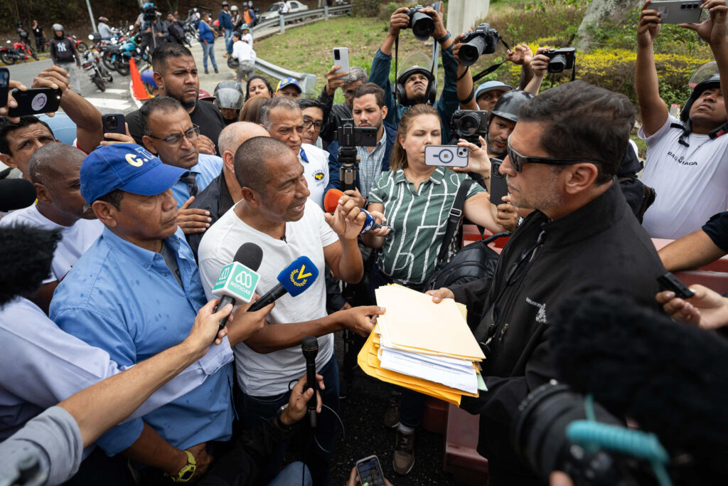 Trabajadores entregaron petición a Embajada de EEUU para mediar por mejores salarios (Fotos y Video)