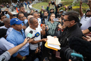 Trabajadores entregaron petición a Embajada de EEUU para mediar por mejores salarios (Fotos y Video)