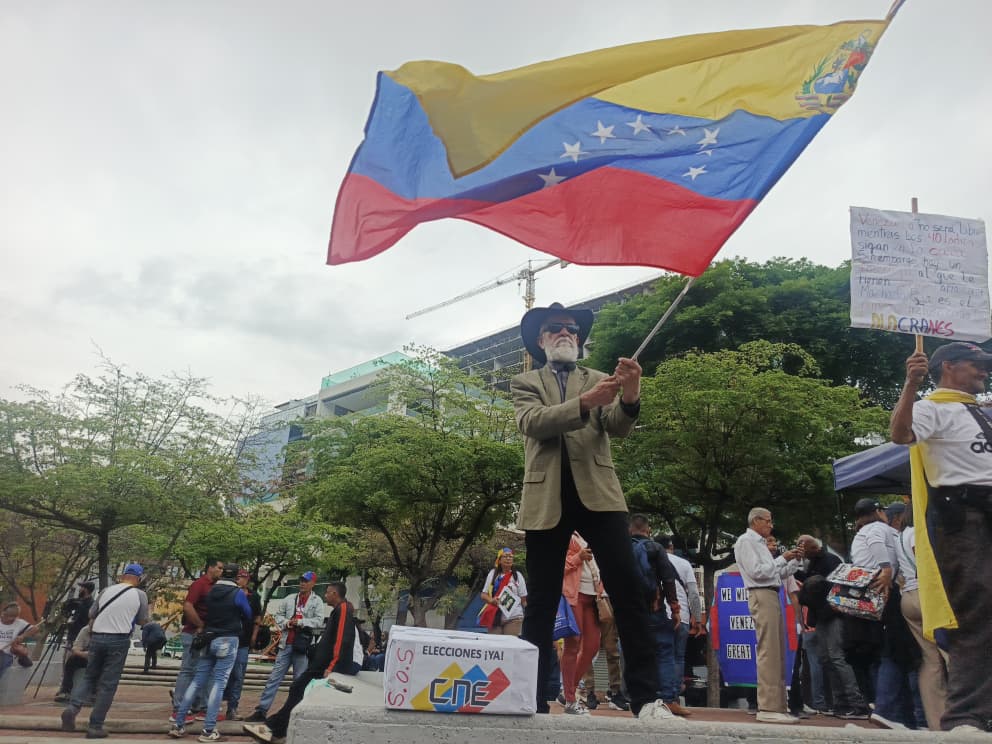Trabajadores fueron a Embajada de EE.UU. a pedir lo que autoridades venezolanas siguen sin concederles