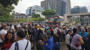 Trabajadores marchan hacia la Embajada de EE.UU. en Caracas