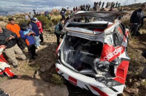 Trágico VIDEO: auto perdió el control y volcó contra el público en rally de Argentina