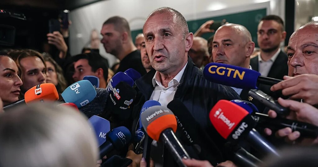 Tras su holgada victoria, Radev buscará una coalición de Bulgaria con los gobiernos centristas europeos