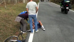 Tremenda caída de Mikel Landa en el descenso de San Miguel de Aralar