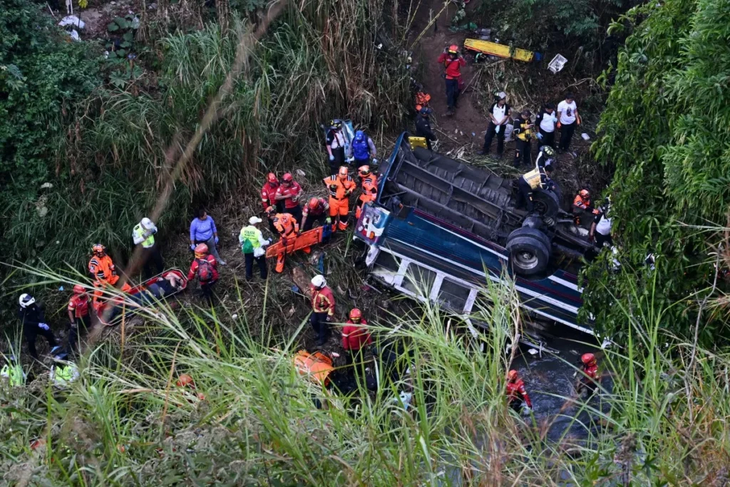 Tres fallecidos tras volcar y caer al río unidad de transporte