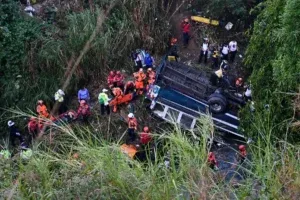 Tres fallecidos tras volcar y caer al río unidad de transporte