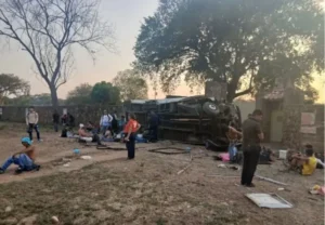 Tres muertos y 32 heridos en vuelco de autobús en Anzoátegui