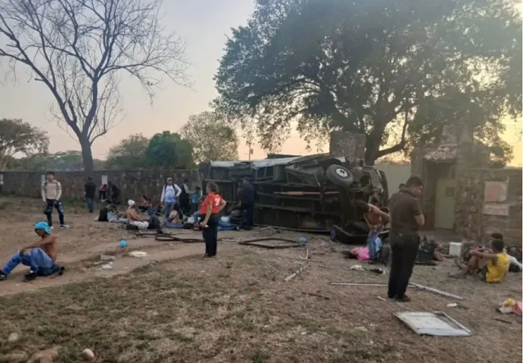 Tres muertos y 32 heridos en vuelco de autobús en Anzoátegui
